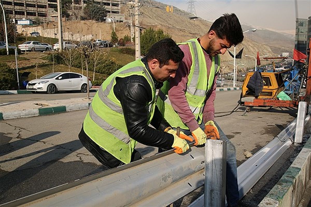 آغاز ایمن‌سازی معابر اصلی دانشگاه آزاد اسلامی علوم و تحقیقات با نصب گاردریل