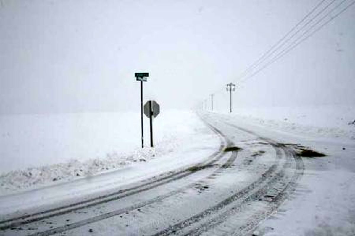 بسته شدن راه ارتباطی ۳۰ روستای آذربایجان‌غربی بدلیل برف و کولاک