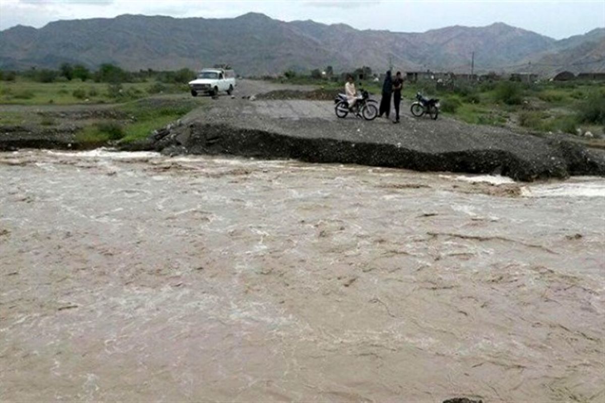 نجات ۶ گردشگر گرفتار شده در سیلاب شهرستان مهران