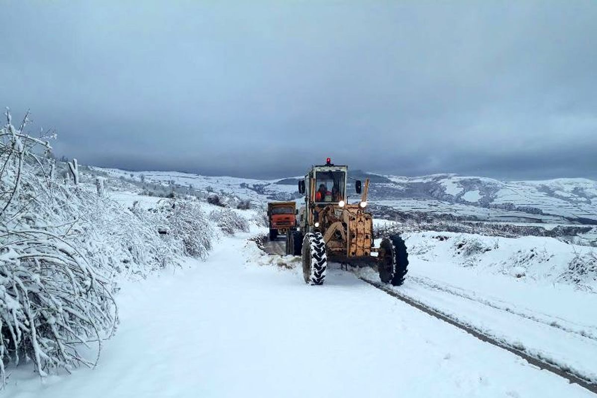 آغاز عملیات برفروبی برای بازگشایی راه دو روستای گالیکش