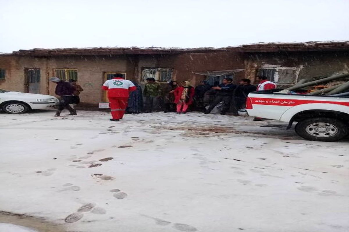 امدادرسانی به ۸ خانوار قاینی گرفتار در برف