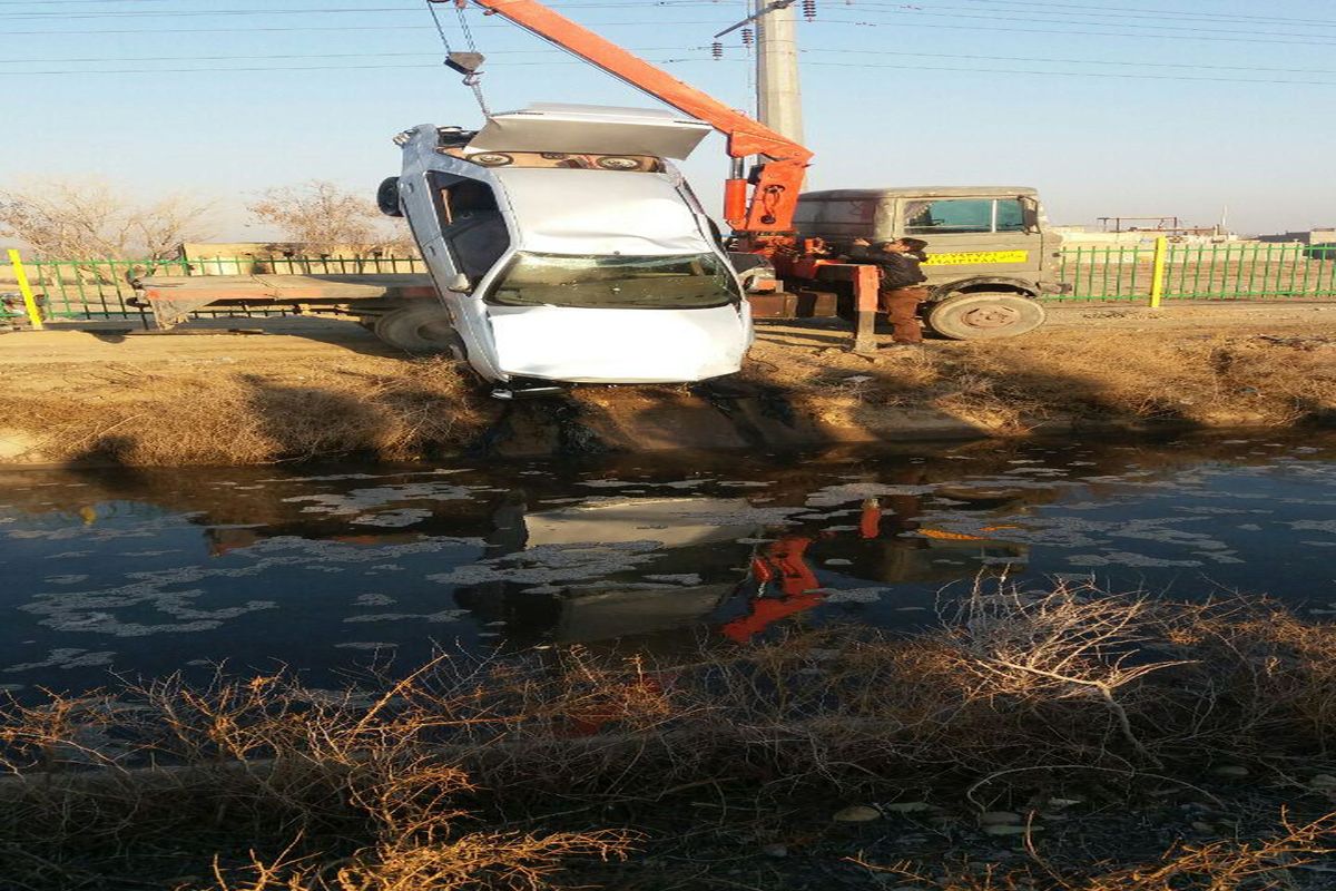 سقوط  دو خودرو به کانال آب در ورامین