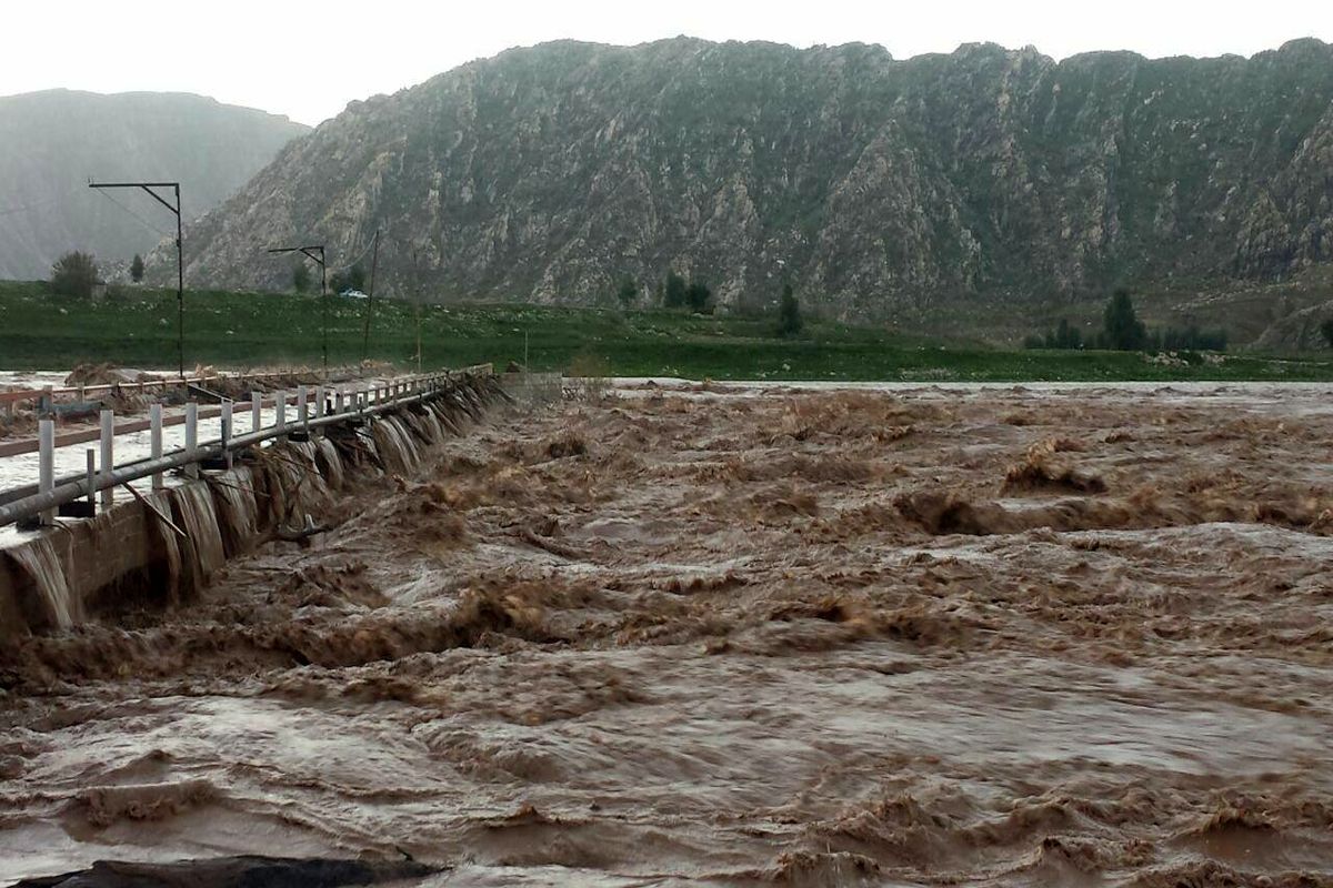 از مسدود شدن جاده خرم آباد -پلدختر تا روستاهای محاصره شده وریزش دیوار ساحلی پلدختر