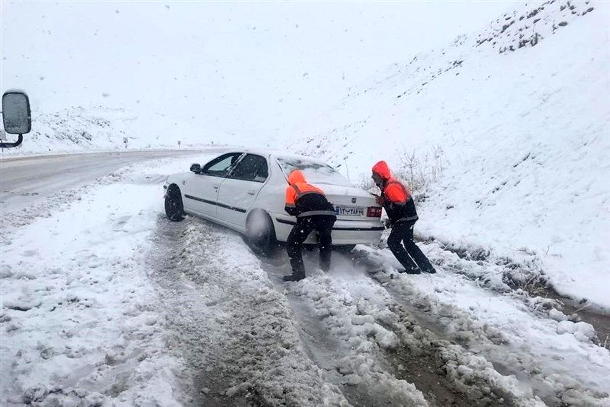 امدادرسانی به مسافران گرفتار در کولاک استان سمنان