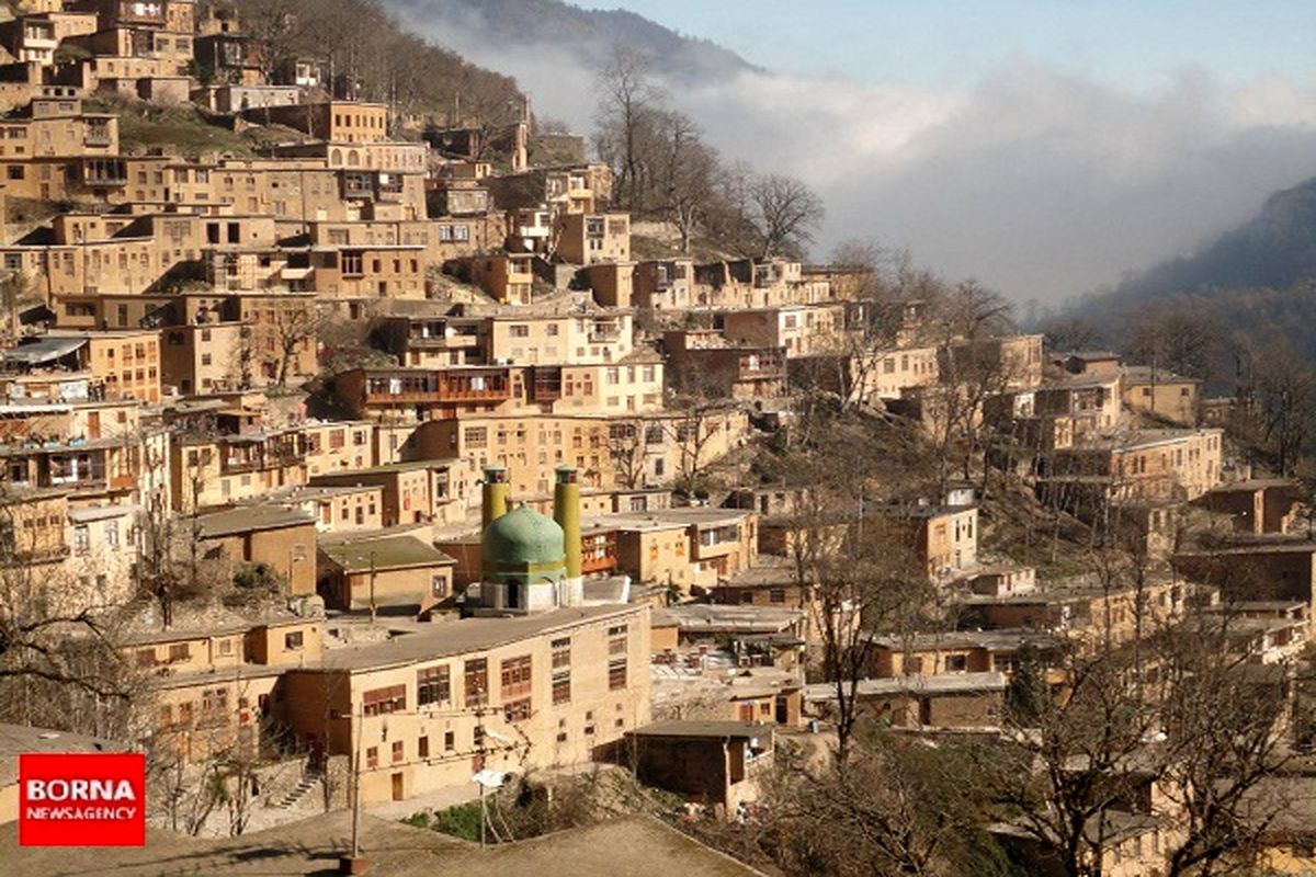 ماسوله معماری پلکانی در طبیعتی مه گرفته