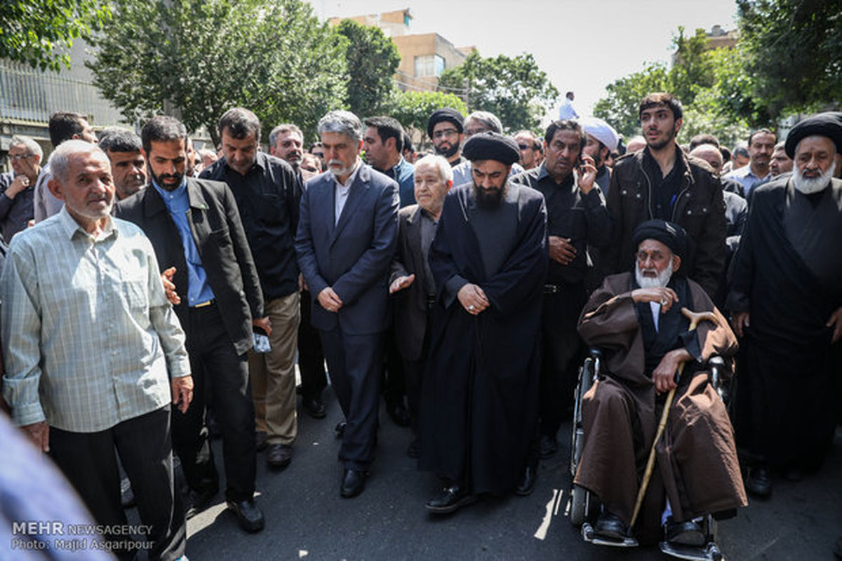 صالحی به نمایندگی از دولت در تشییع استاد اخلاق شرکت کرد