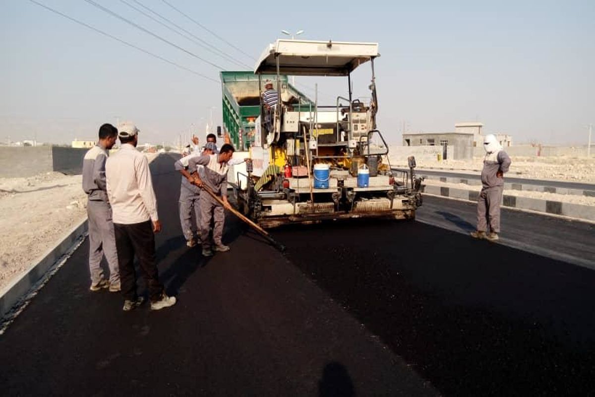 آغاز روکش آسفالت گرم در شهرستان بستک