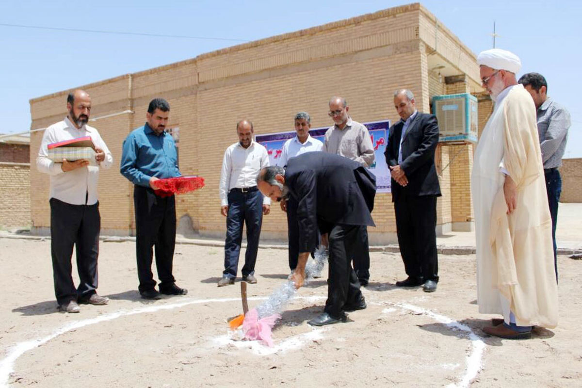 کلنگ احداث مدرسه ۶ کلاسه خیرساز سعید نخعی ده علی شهرستان راور به زمین زده شد