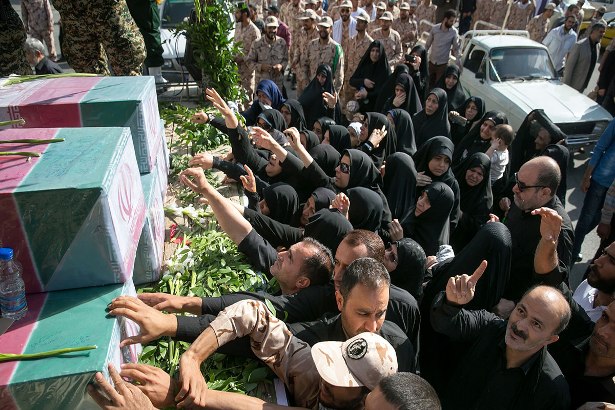 تشییع پیکر ۹ شهید گمنام دوران دفاع مقدس در کرمانشاه