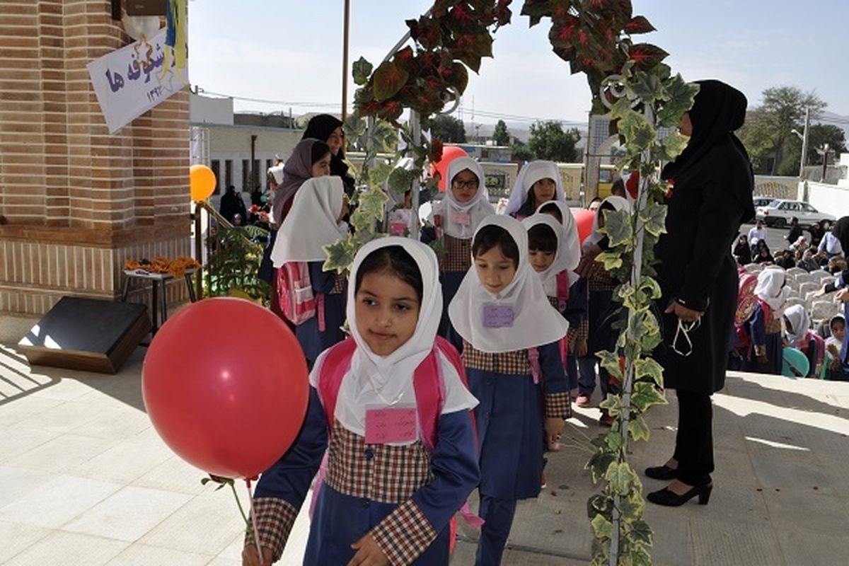 مراسم نمادین نواختن زنگ شکوفه ها در دبستان معرفت ناحیه ۲ کرمان برگزار شد