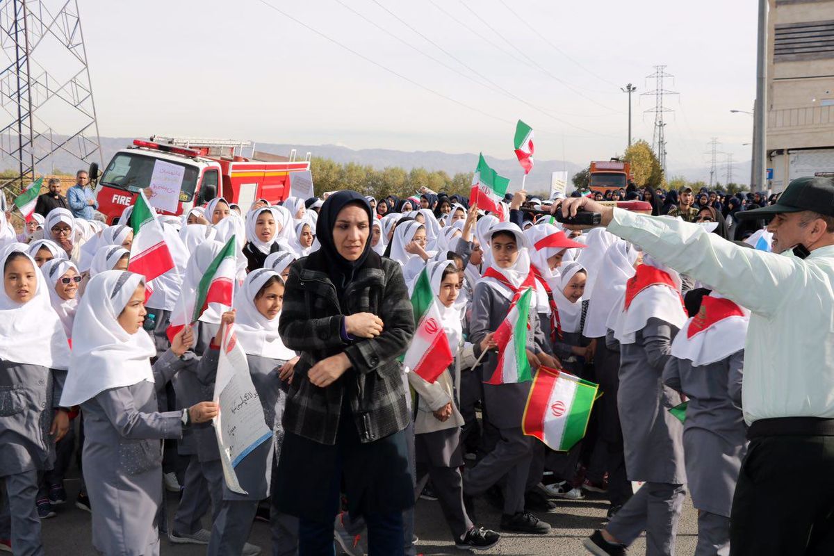 راهپیمایی یوم اله ١٣ آبان در قلعه نو شهرستان ری برگزار شد