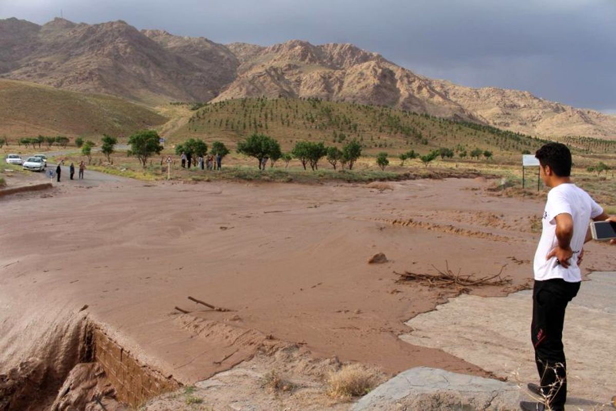 ورود سیلاب به ۴ روستای شهرستان باوی/راه ارتباطی روستاها قطع شد/ وضعیت امدادرسانی به سیل‌زدگان مطلوب نیست