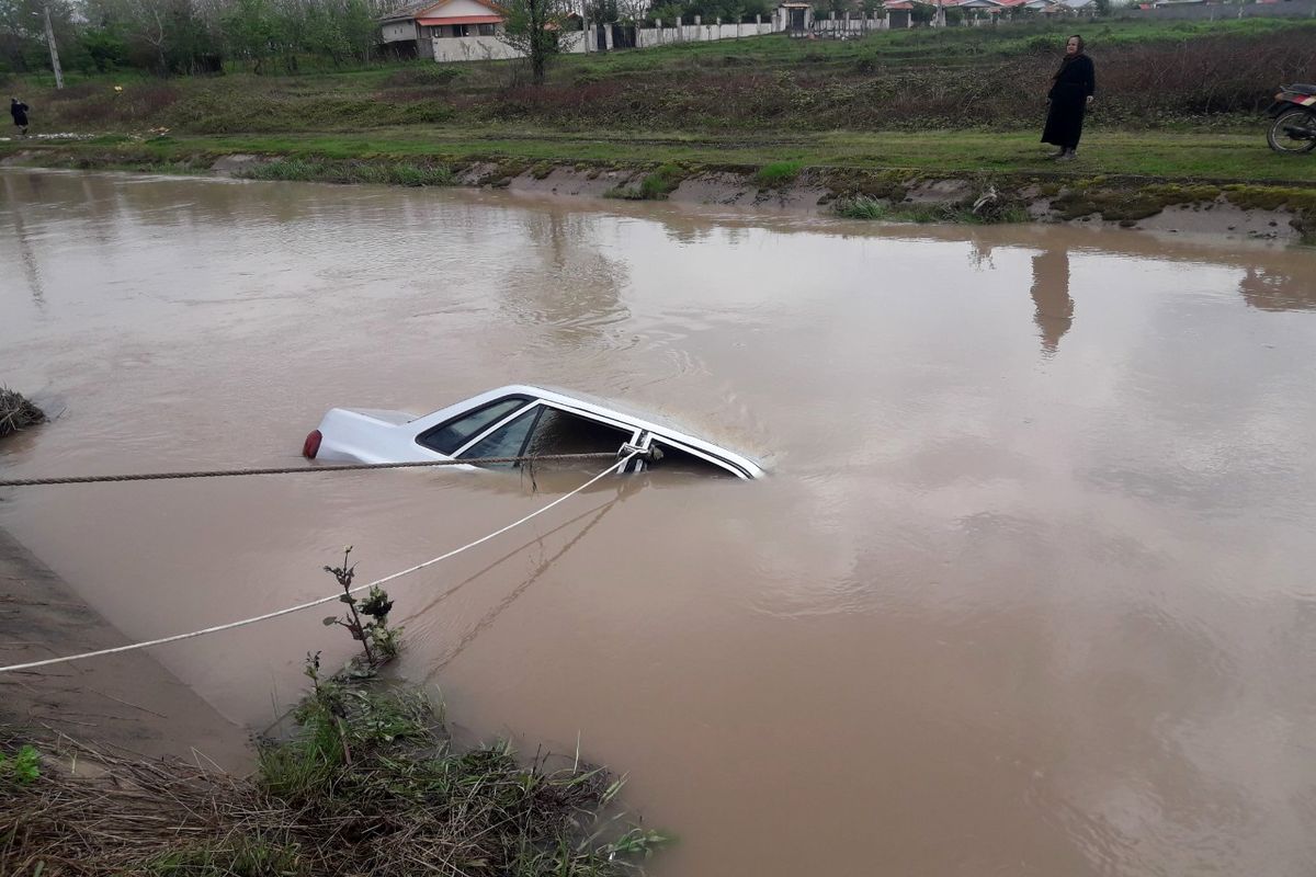 سقوط مرگبار یک پراید به داخل کانال آب