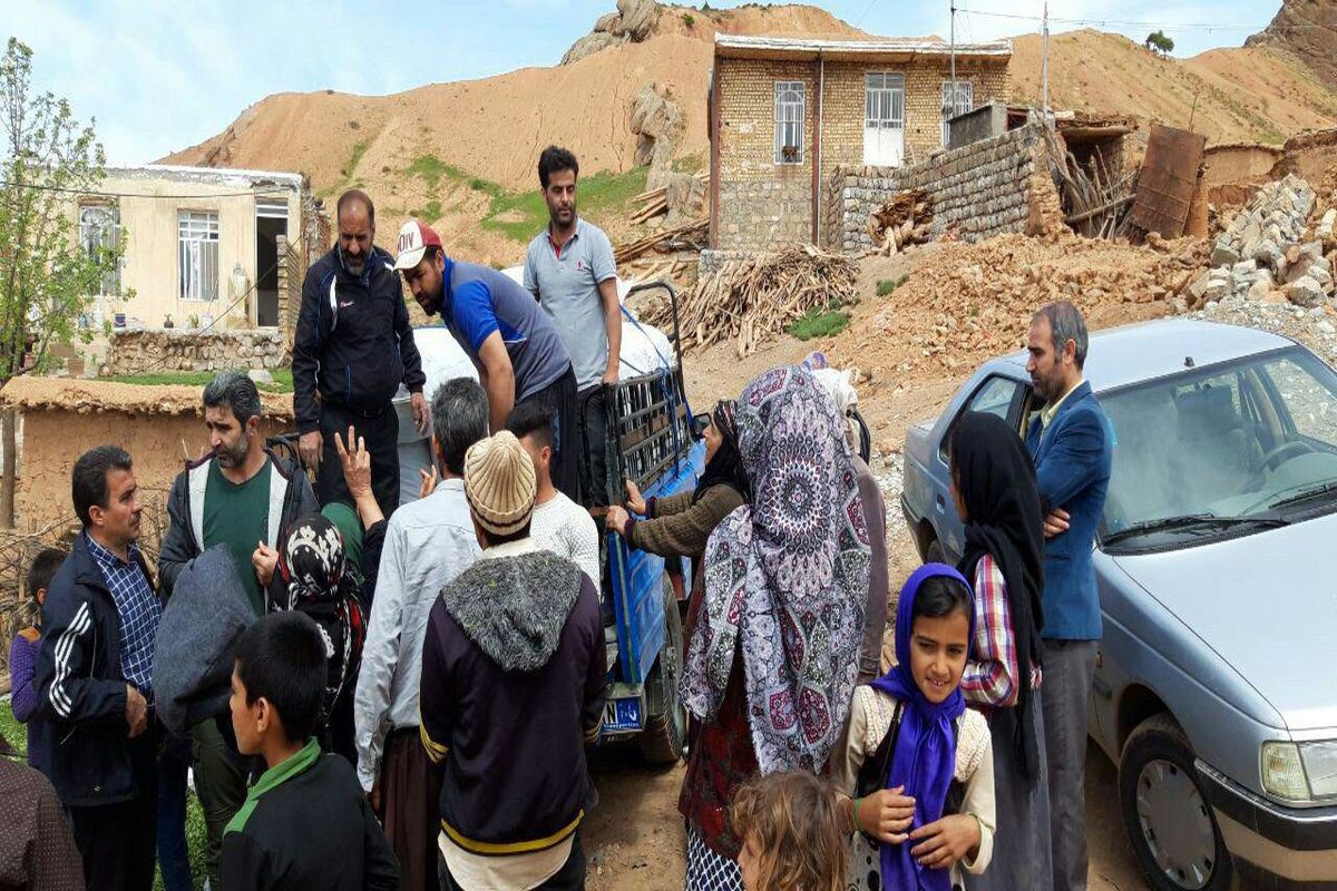 اقدامات خوب جامعه  جوان وهیئت های ورزشی  دلفان در کمک به سیل زدگان/رسانه ها به خسارات سیل دلفان نیز توجه کنند