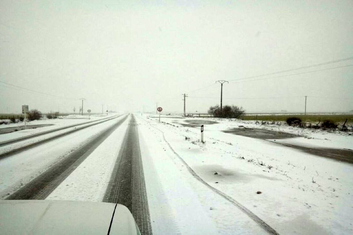 نمک پاشی و برف روبی جاده های استان سمنان