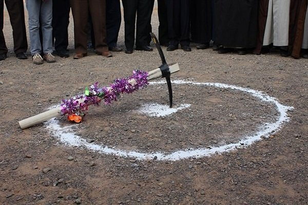 کلنگ احداث دبیرستان ۶ کلاسه خیرساز "حاجیه نصرت پورخسروانی" در روستای خسروانی شهرستان سیرجان به زمین زده شد