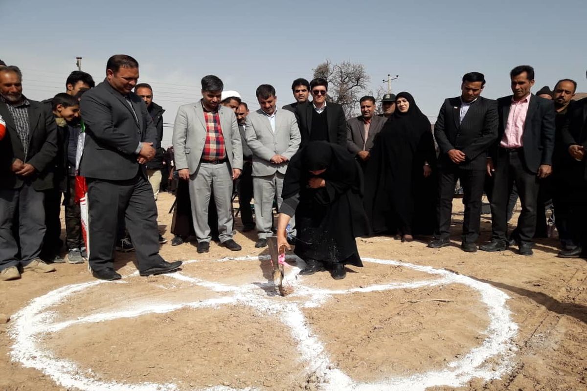 سرمایه گذاری ۲ میلیاردی ورزش و جوانان در روستای نوغاب پسکوه / اهدا یک میلیاردتومان توسط خیر ورزشی/ کلنگ زنی سالن ورزشی نوغاب پسکوه توسط فرهادی زاد