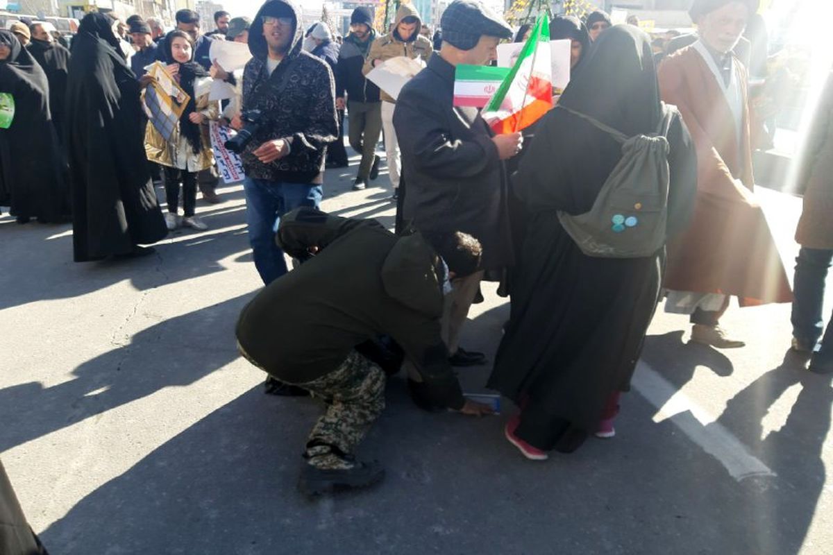 جمع آوری داوطلبانه زباله در مسیر راهپیمایی + عکس