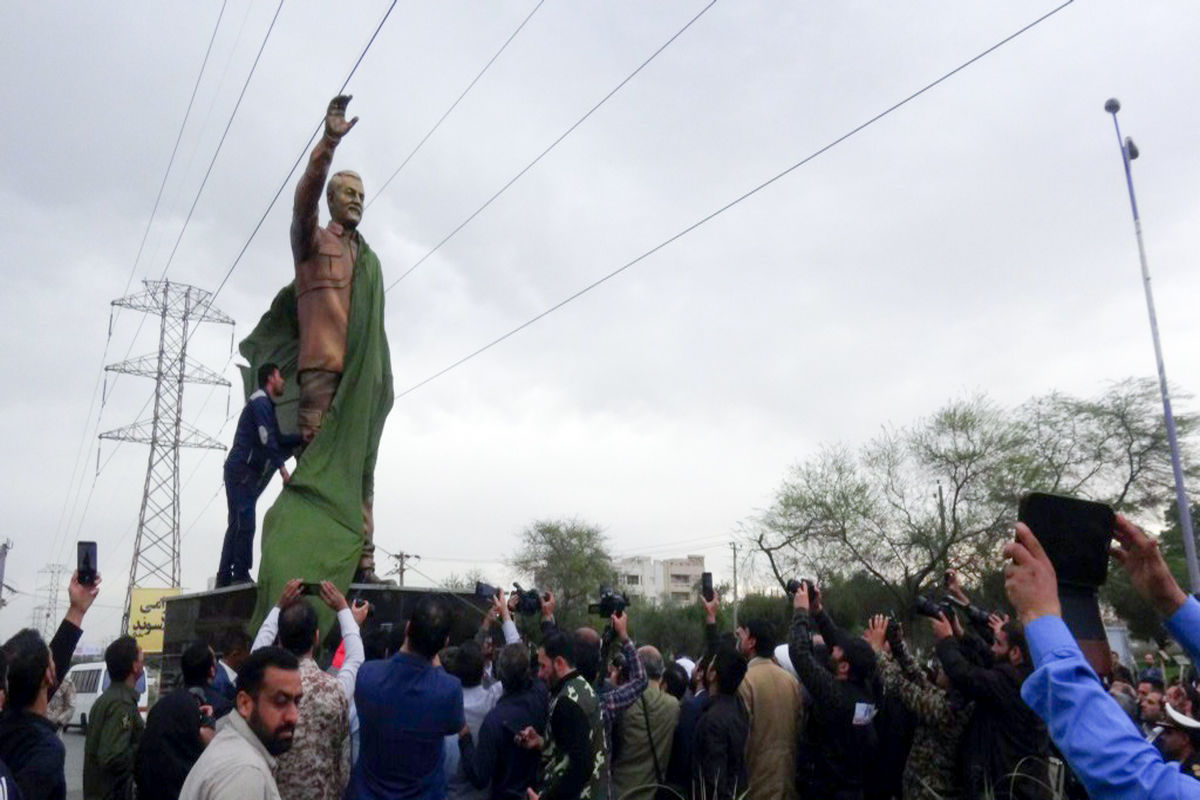 اولین تندیس کشور از سردار شهید قاسم سلیمانی در اهواز رو نمایی شد