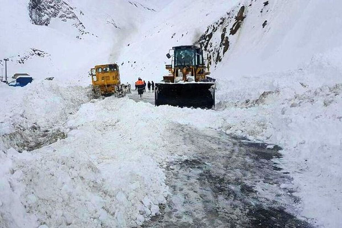 کولاک شدید در محور تمرچین و حضور راهداران در جهت امدادرسانی به مسافران در راه مانده