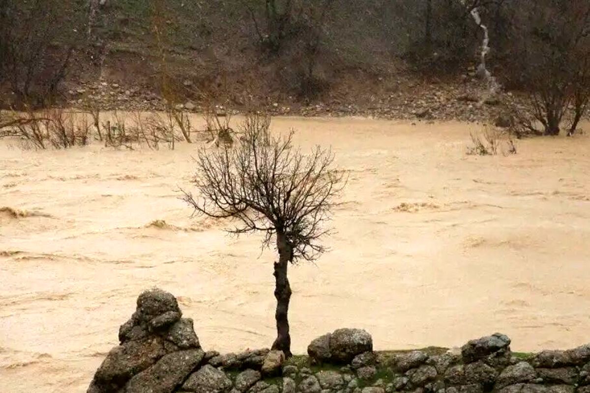 راه ارتباطی بیش از ۱۰۰روستا در لرستان قطع شد