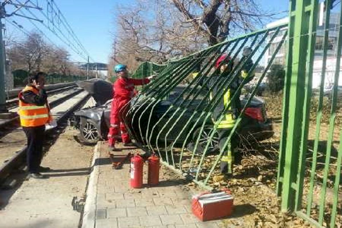 برخورد یک خودروی سواری با قطارشهری مشهد