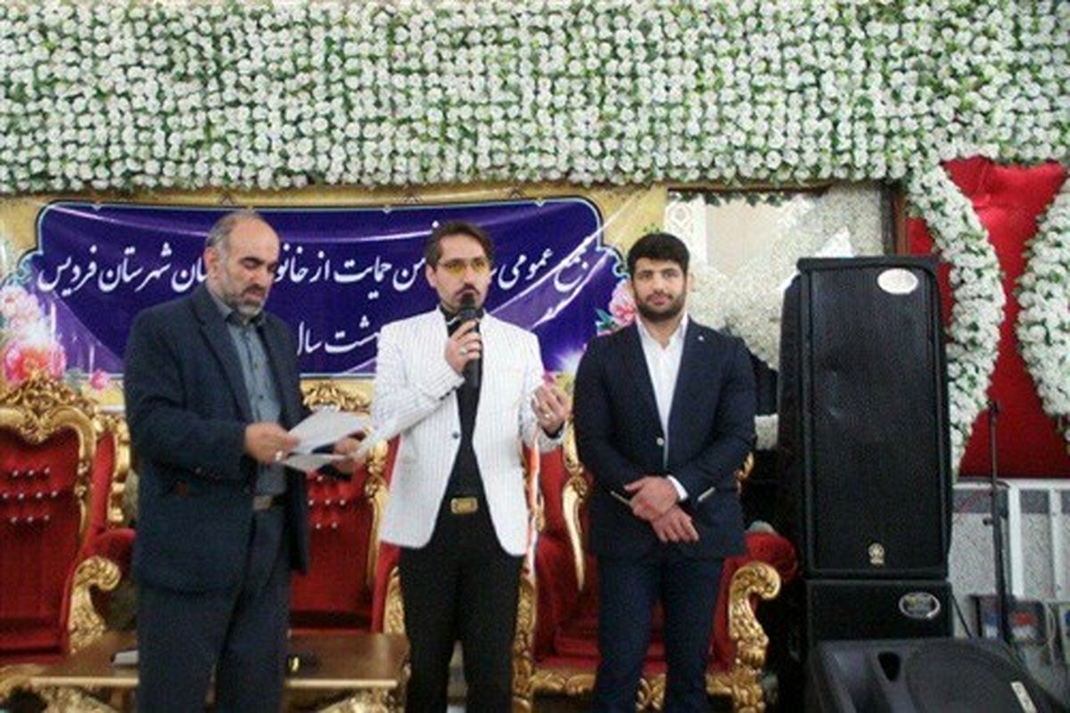 کریمی مدال طلای خود را به زندانیان غیرعمد اهدا کرد