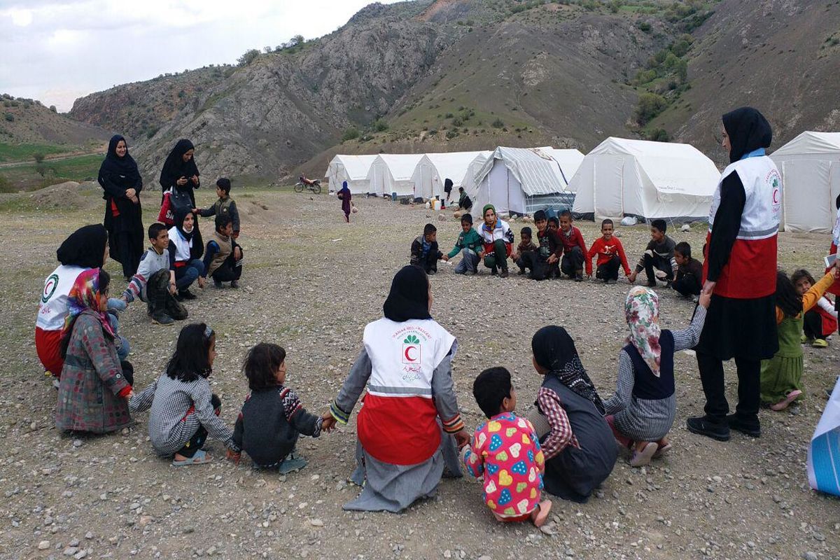 حضور اعضای جوانان هلال احمر ۱۴ استان کشور در مناطق سیل زده لرستان