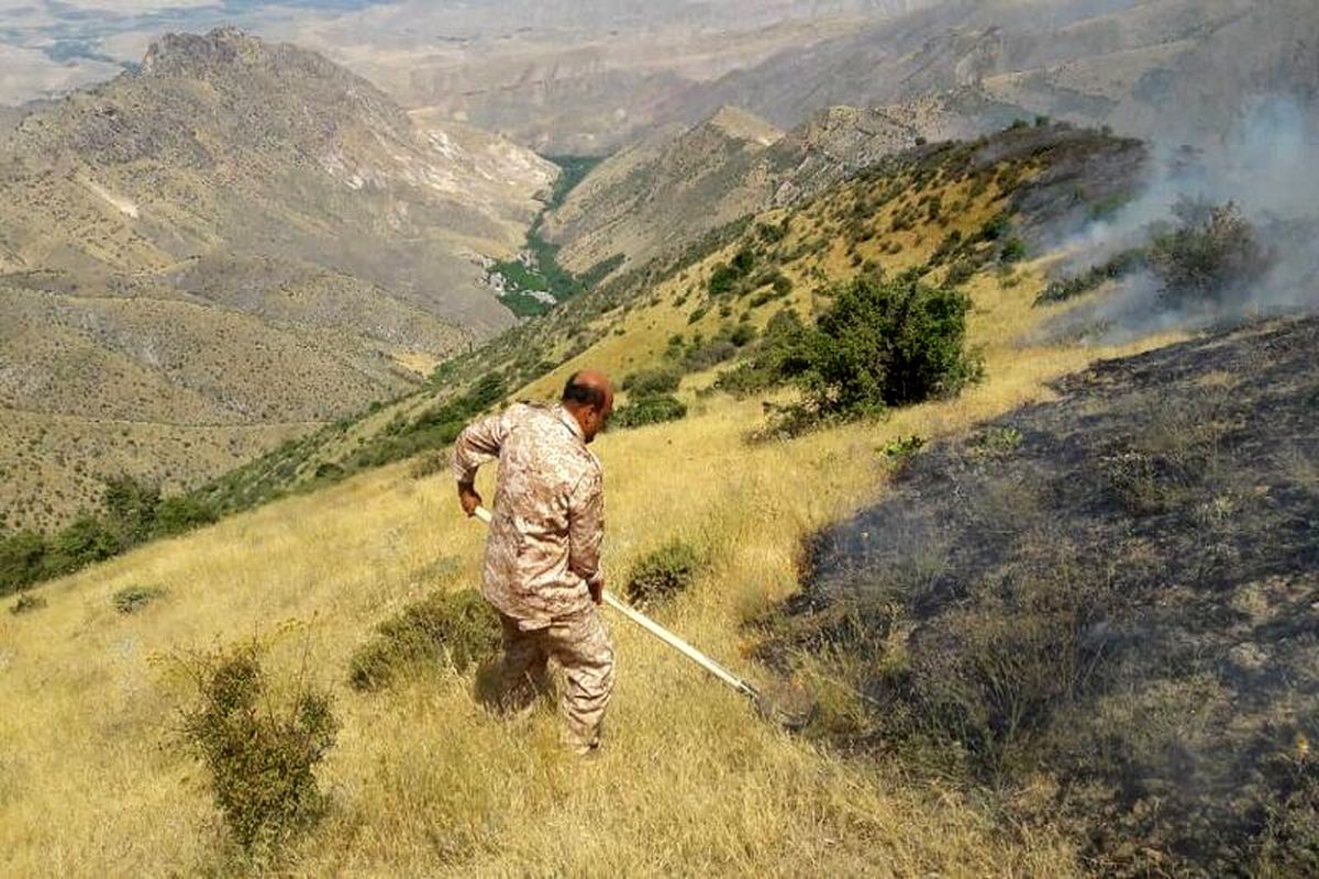 مهار آتش سوزی در مراتع روستای «شیت» طارم