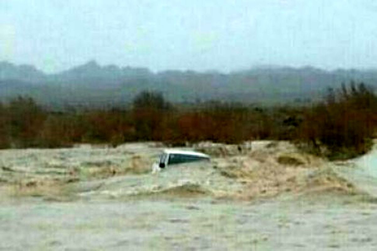 نجات دو نوجوان گرفتار در رودخانه مات کور سراوان پس از بارش باران