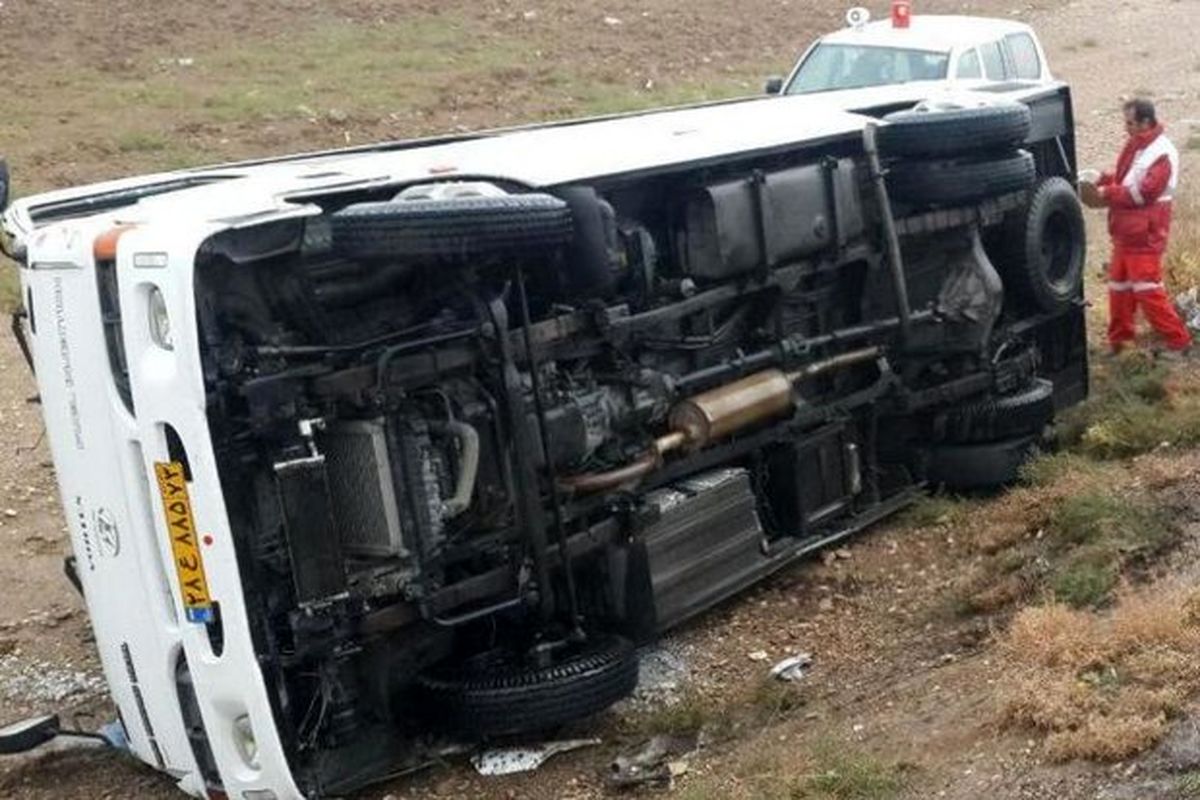 ۱۹ مصدوم در حادثه واژگونی مینی‌بوس در محدوده روستای سرطاق