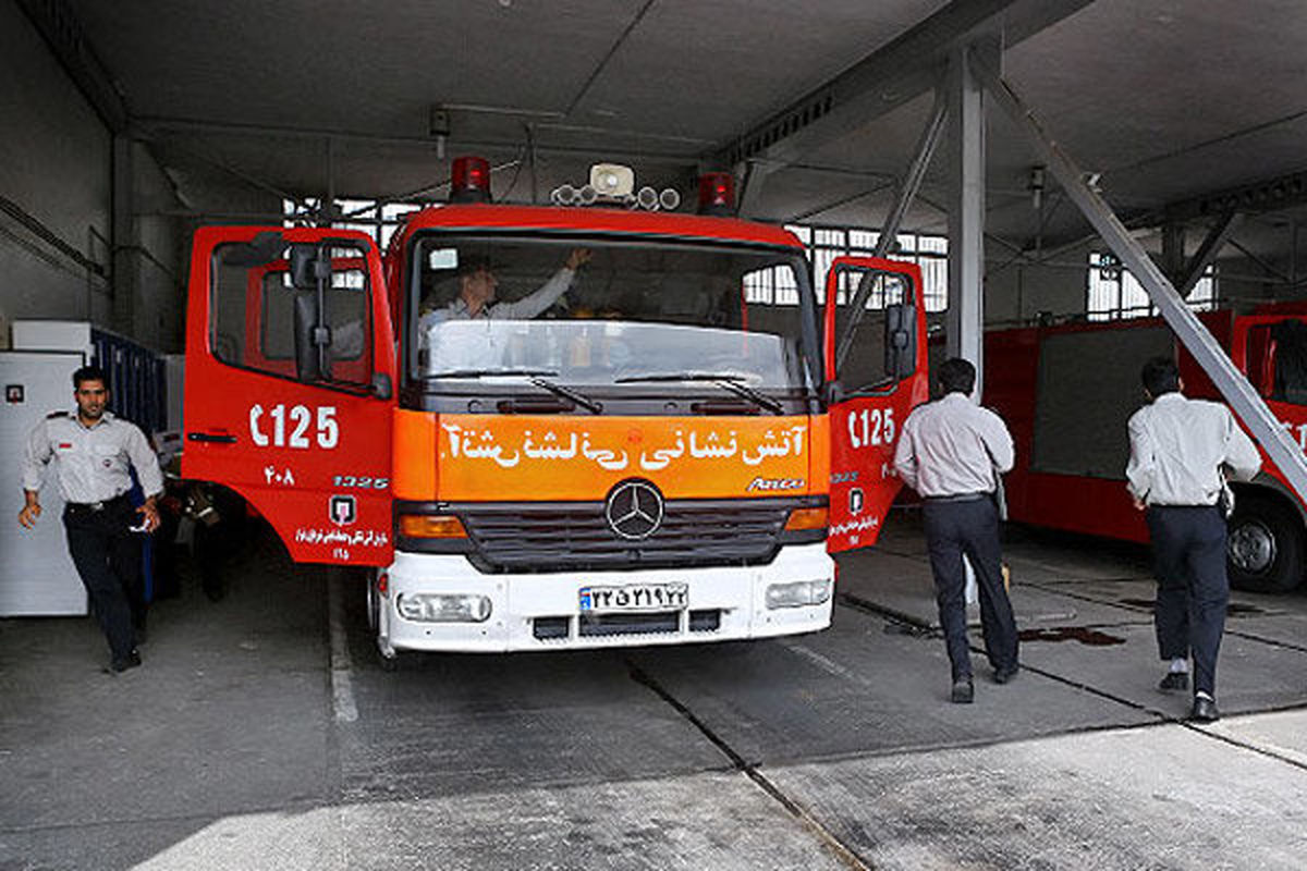 حریق در یک ساختمان اداری/اعزام آتش نشانان از ۳ ایستگاه به محل حادثه