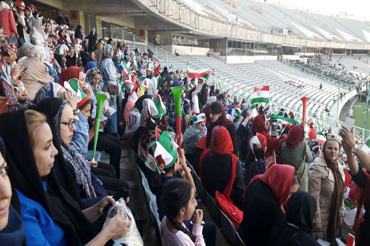 استقرار بانوان در جایگاه‌های ورزشگاه آزادی/ خبرنگاران خارجی استقبال چشم‌گیری کردند