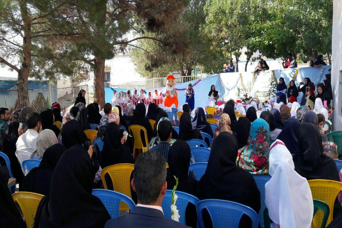 پاکبان نارنجی پوش در دبستان