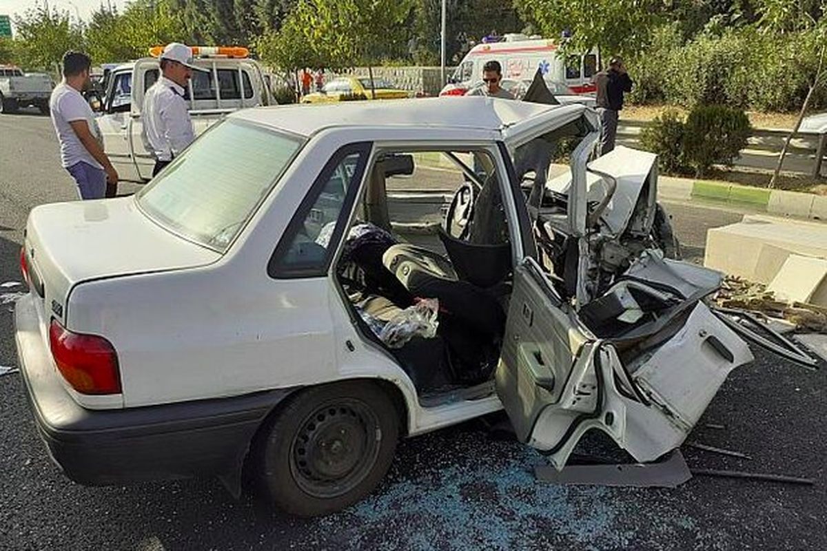 در تصادف خودرو پراید دوتن محبوس شدن