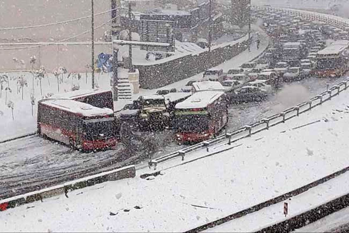 تصادف زنجیره‌ای در تهران در پی بارش برف+ عکس