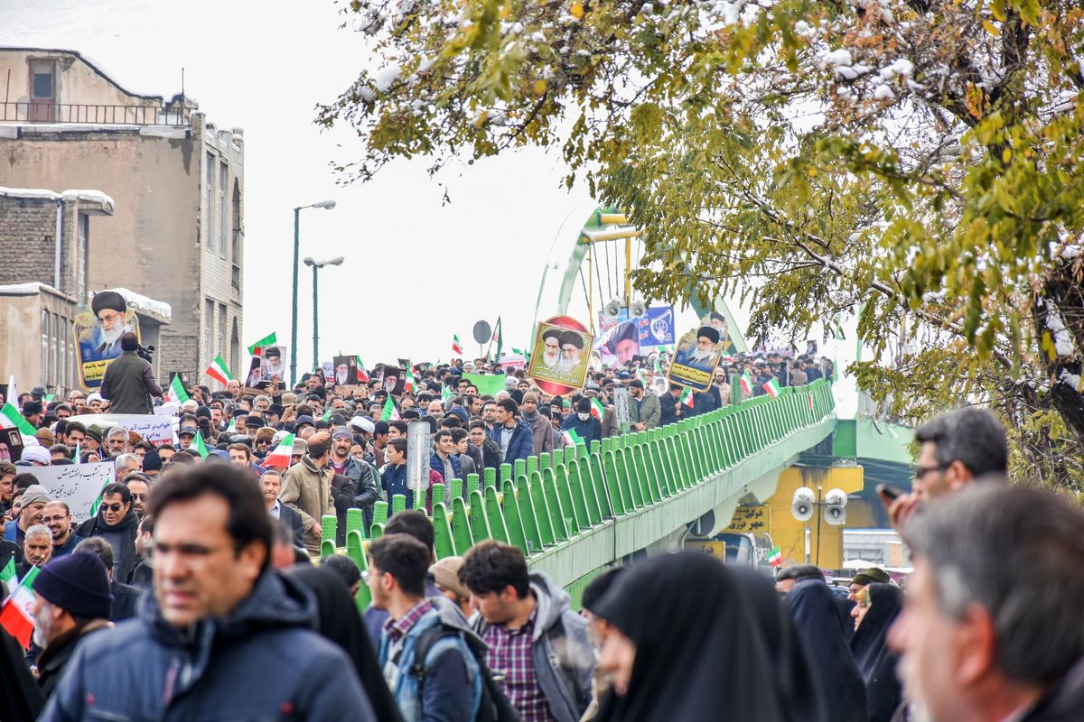 مردم البرز در محکومیت اقدامات آشوبگران راهپیمایی می‌کنند