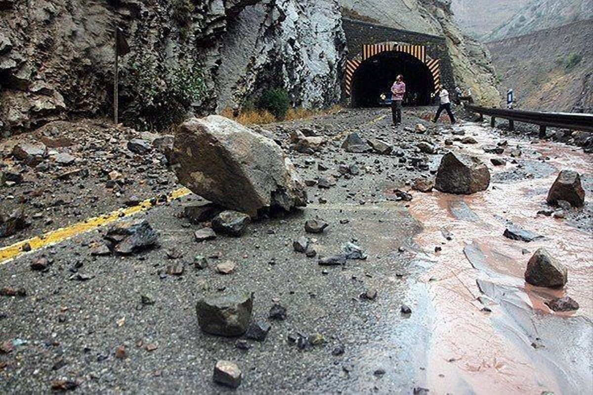 بسته شدن جاده چالوس بر اثر ریزش کوه