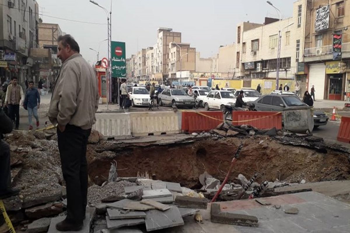 سقوط دو خودرو به گودالی در میدان کشاورز قم/۳ نفر جان باختند