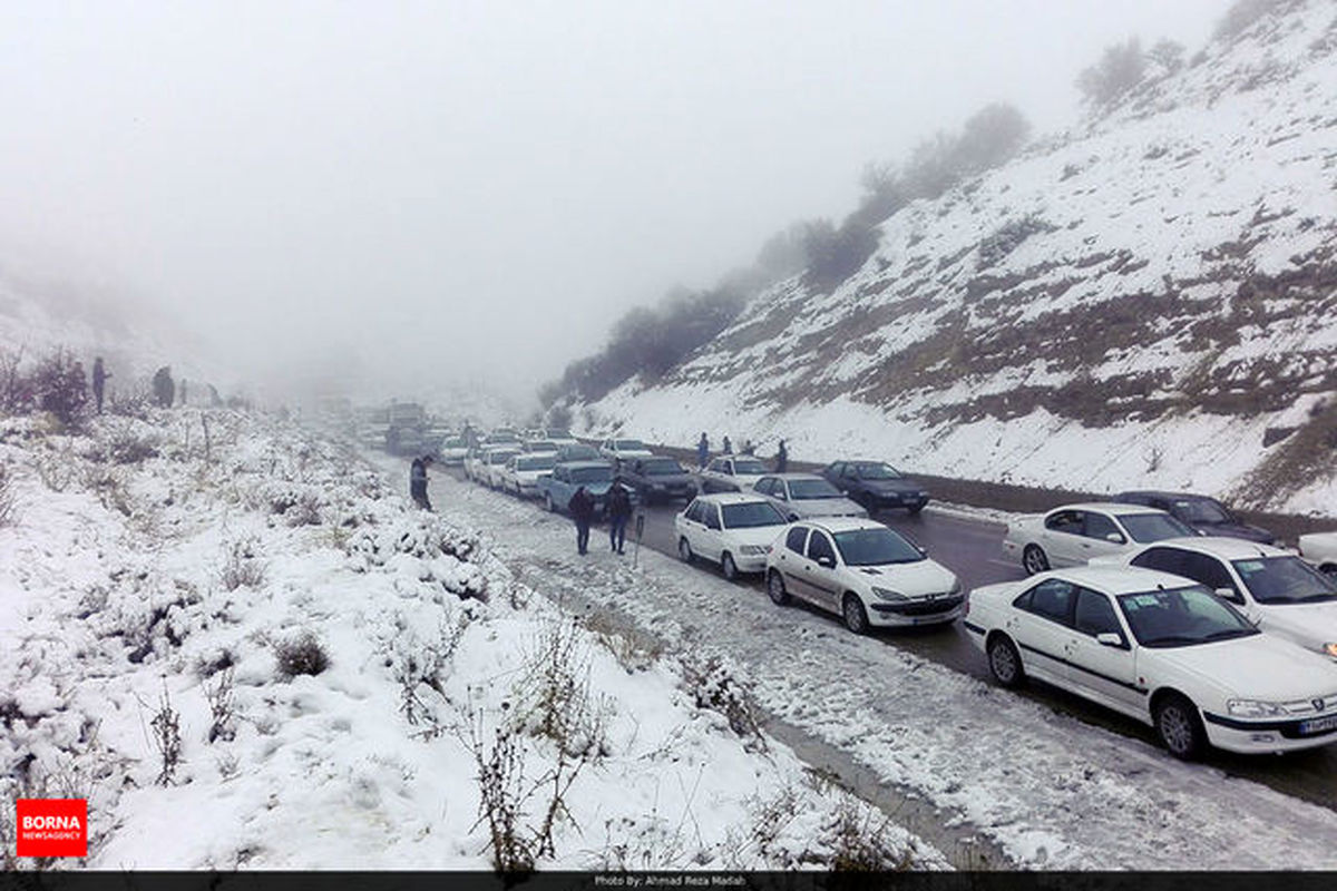 خطر سقوط بهمن و ریزش کوه در جاده‌های کوهستانی مازندران/ تشدید محدودیت‌ها در محورهای شمال