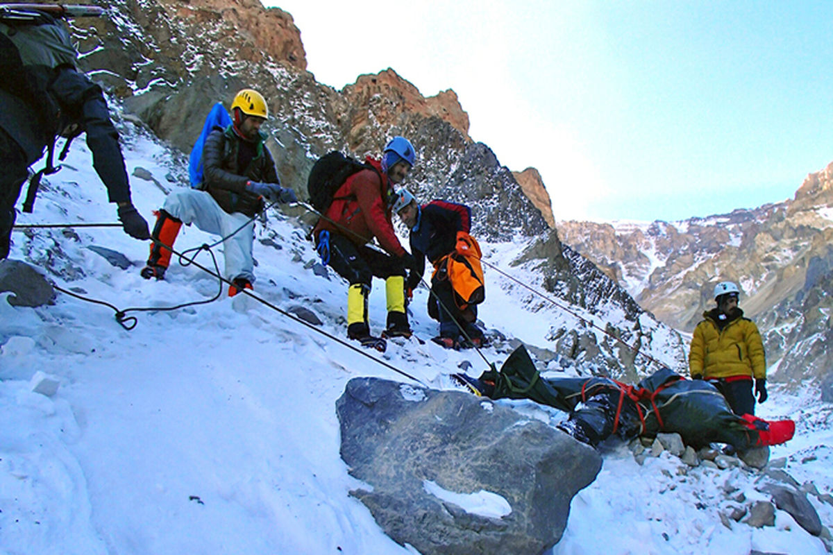 نجات ۲گردشگر در مناطق کوهستانی گیلان