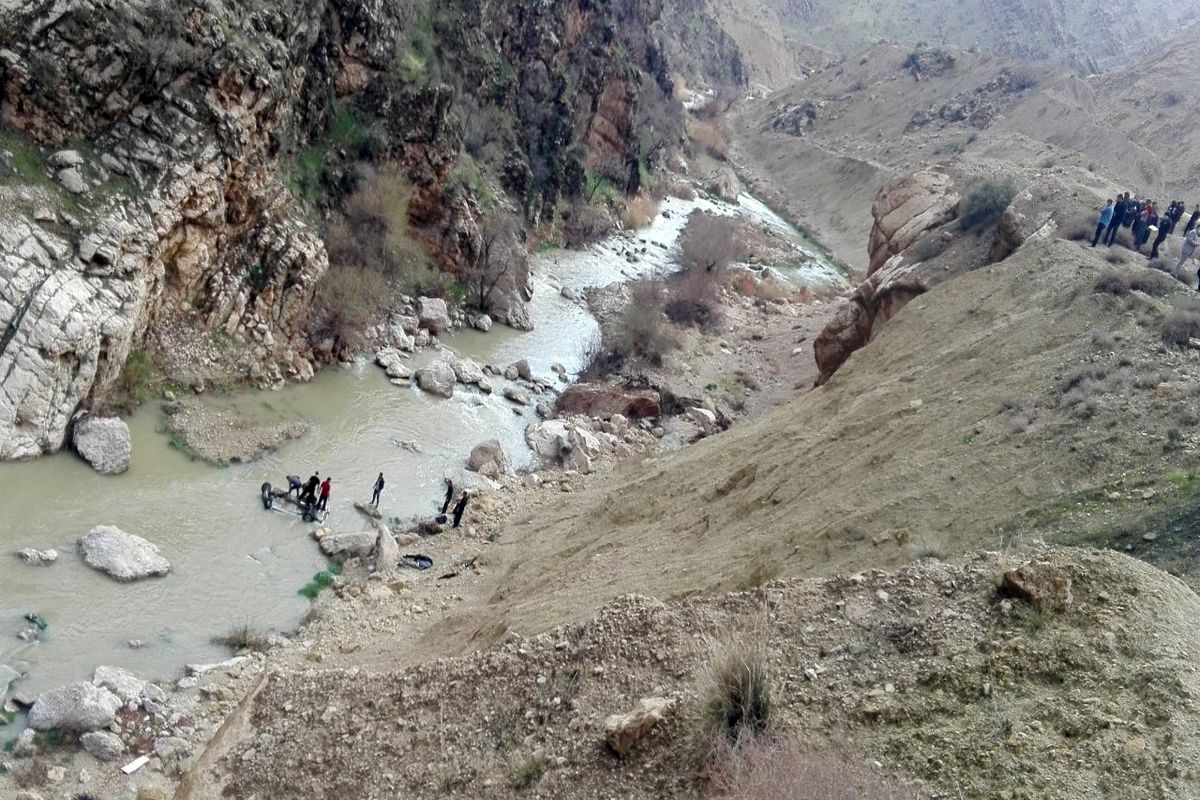 خستگی و خواب آلودگی در حین رانندگی جان ۵ نفر را در محور ایلام-حمیل گرفت