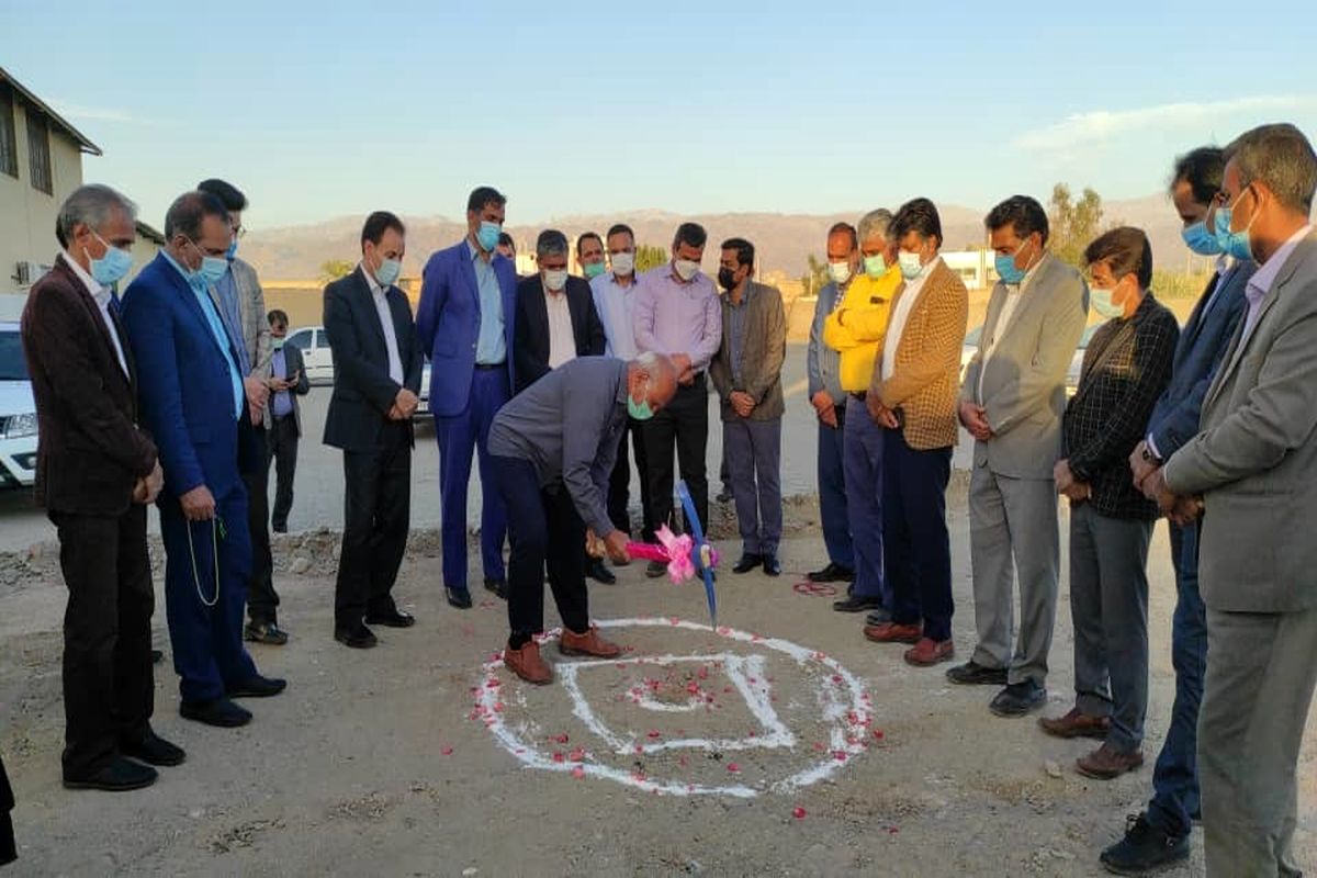 کلنگ احداث زمین چمن مصنوعی در شهرستان جیرفت به زمین زده شد