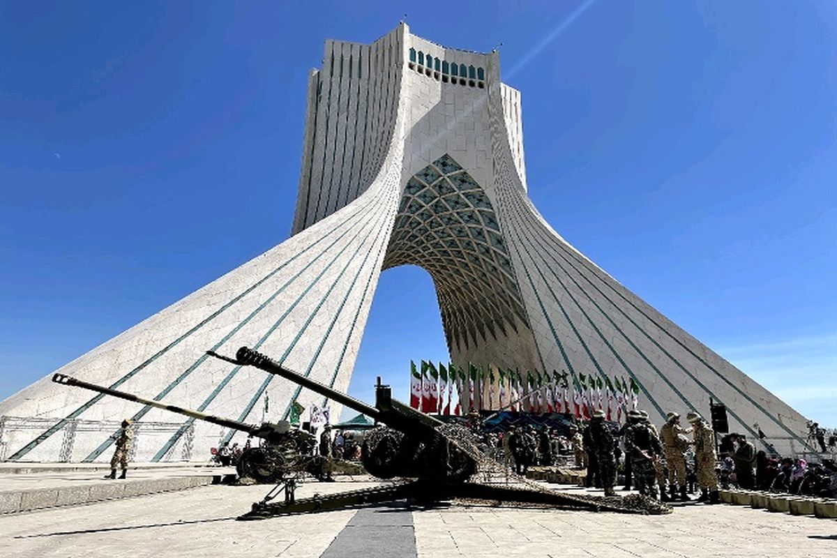 آغاز سال ۱۴۰۰ با شلیک توپ ارتش در میدان آزادی تهران