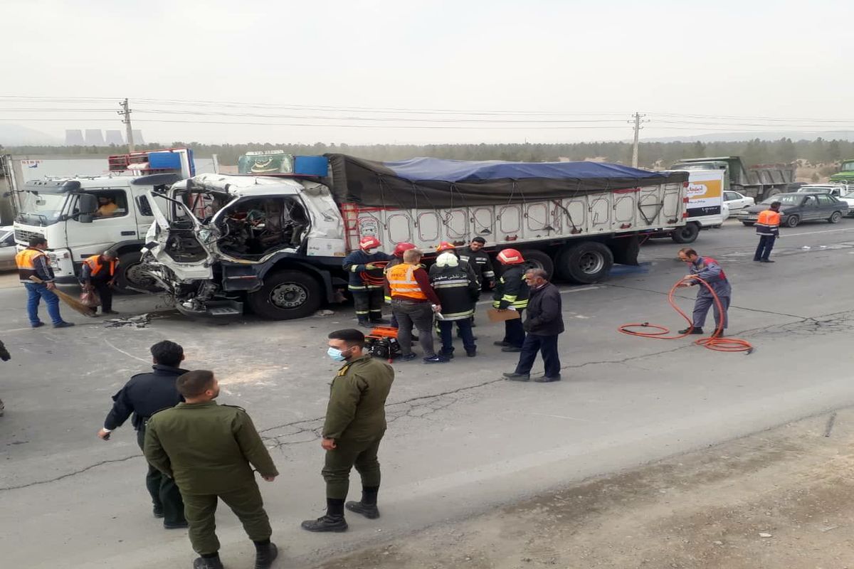 برخورد دو دستگاه کامیونت در اتوبان آزادگان