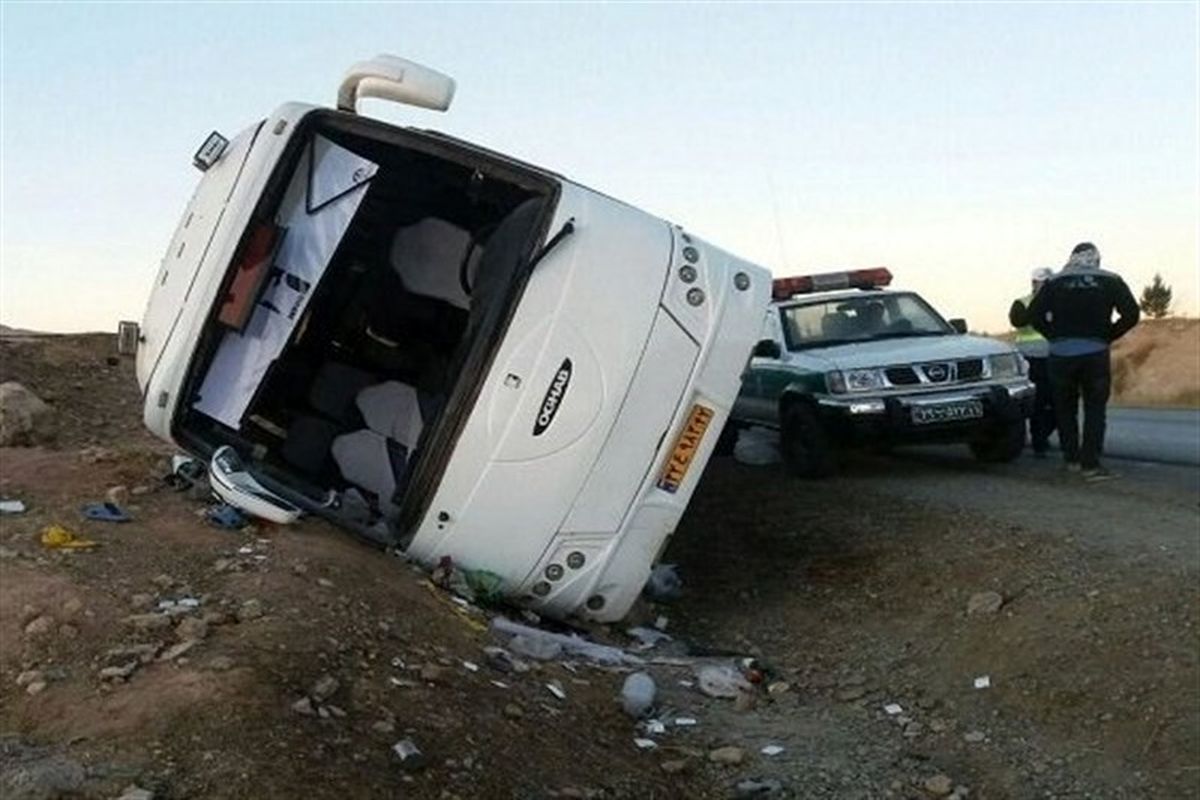 ۹ مجروح بر اثر واژگونی مینی‌بوس در کبودراهنگ