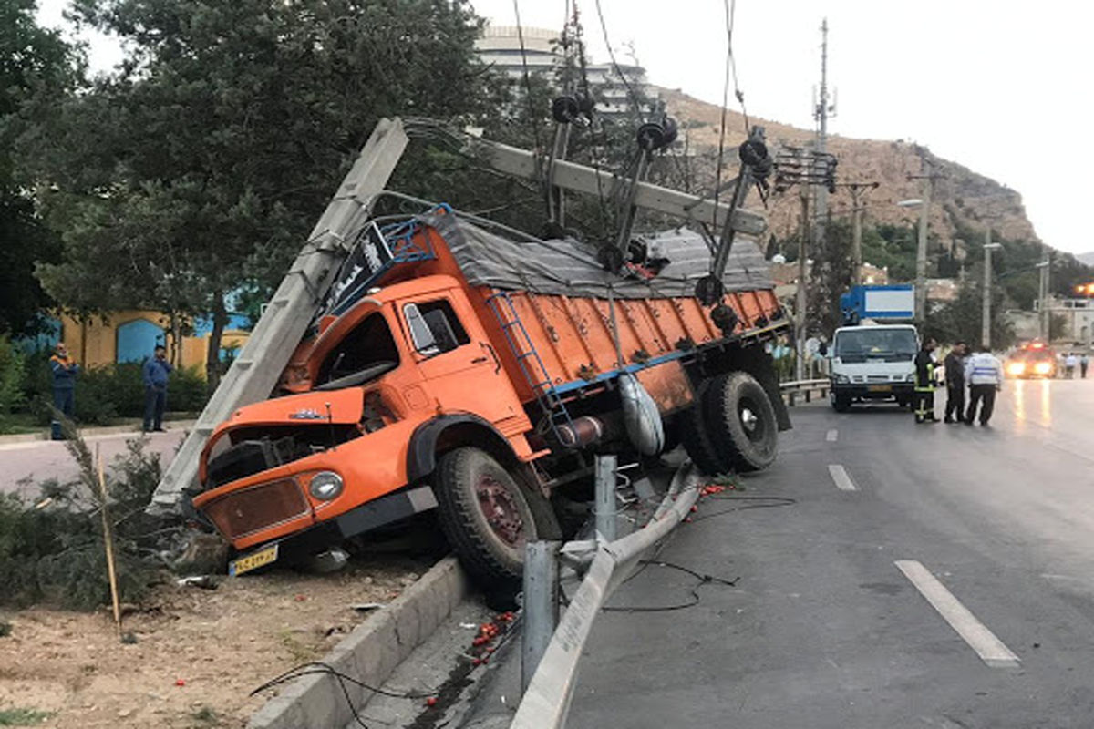 جان باختن راننده کامیون بر اثر واژگونی