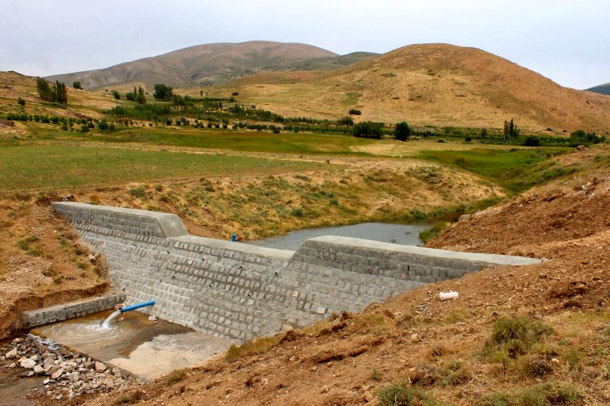 عملیات اجرایی ۱۲ سد بزرگ آبخیزداری در چالدران آغاز شد