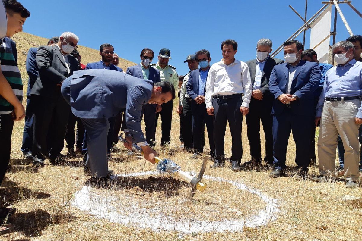 کلنگ زنی احداث زمین چمن مصنوعی در سه روستای  بروجرد