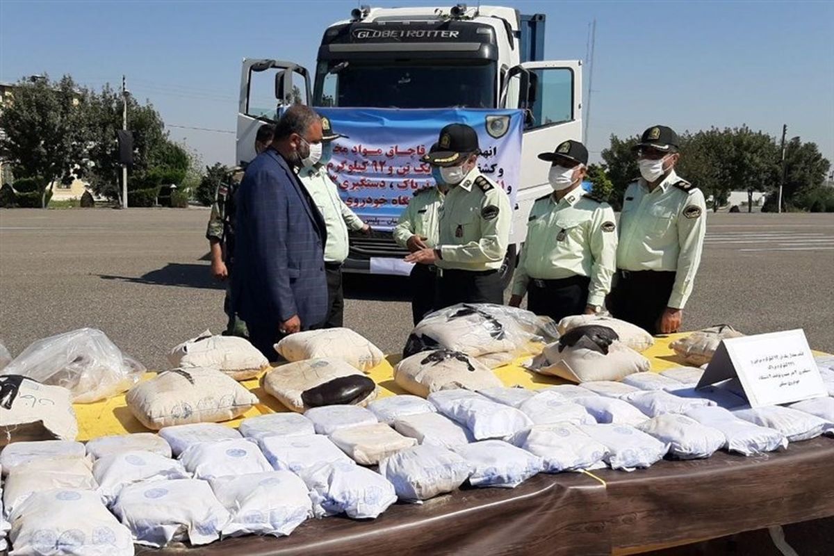 درگیری مسلحانه پلیس با قاچاقچیان مواد مخدر / کشف یک تن و ۹۹ کیلو مواد افیونی در جنوب شرق